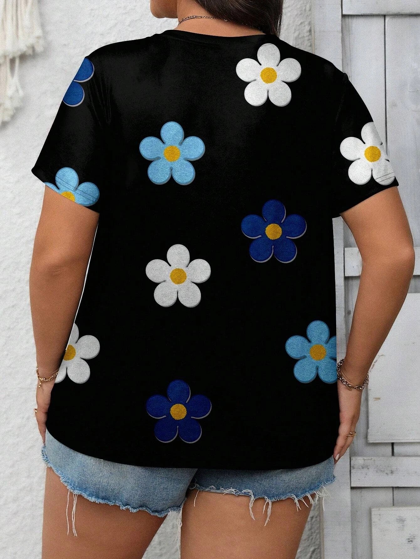 Vireo Plus Size Flower T-shirt